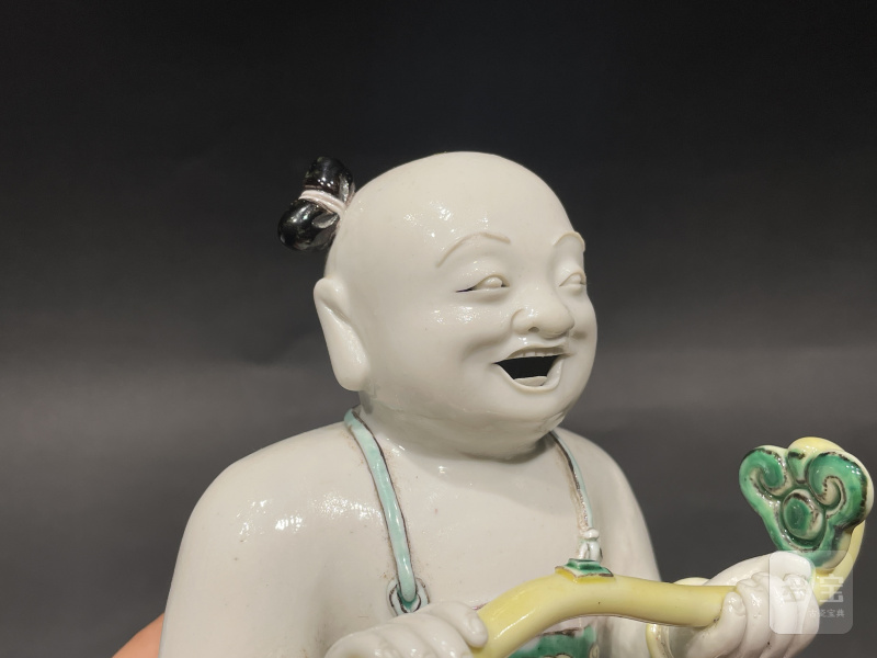 清康熙 素三彩童子持如意摆件 - 图6